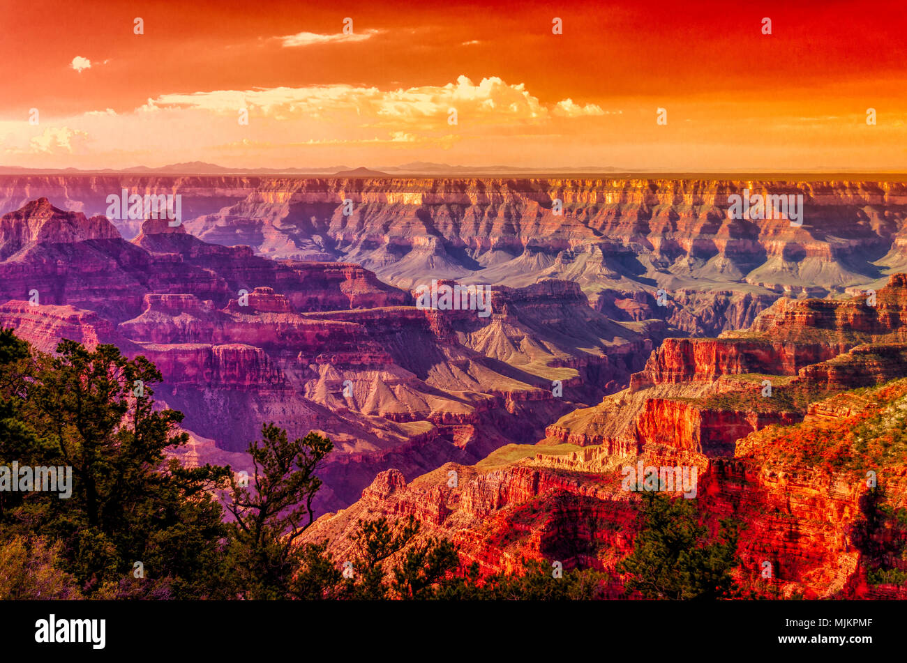 Le lever du soleil sur le Grand Canyon ; de belles oranges, rouges, bleus et violets avec couleurs canyon red orange ciel. Banque D'Images
