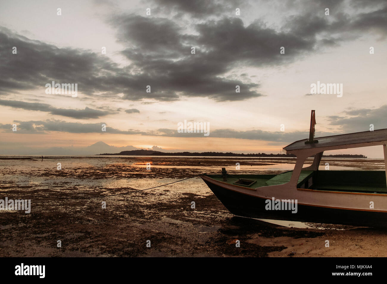 Bateau de plaisance sur le littoral à marée basse l'île tropicale Banque D'Images