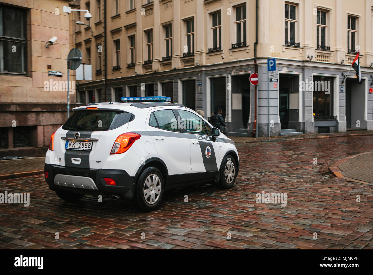 Riga, 4 octobre 2017 : une voiture de police est de descendre la rue. Protection de l'ordre public, des représentants du pouvoir, de la protection de la population bof Banque D'Images