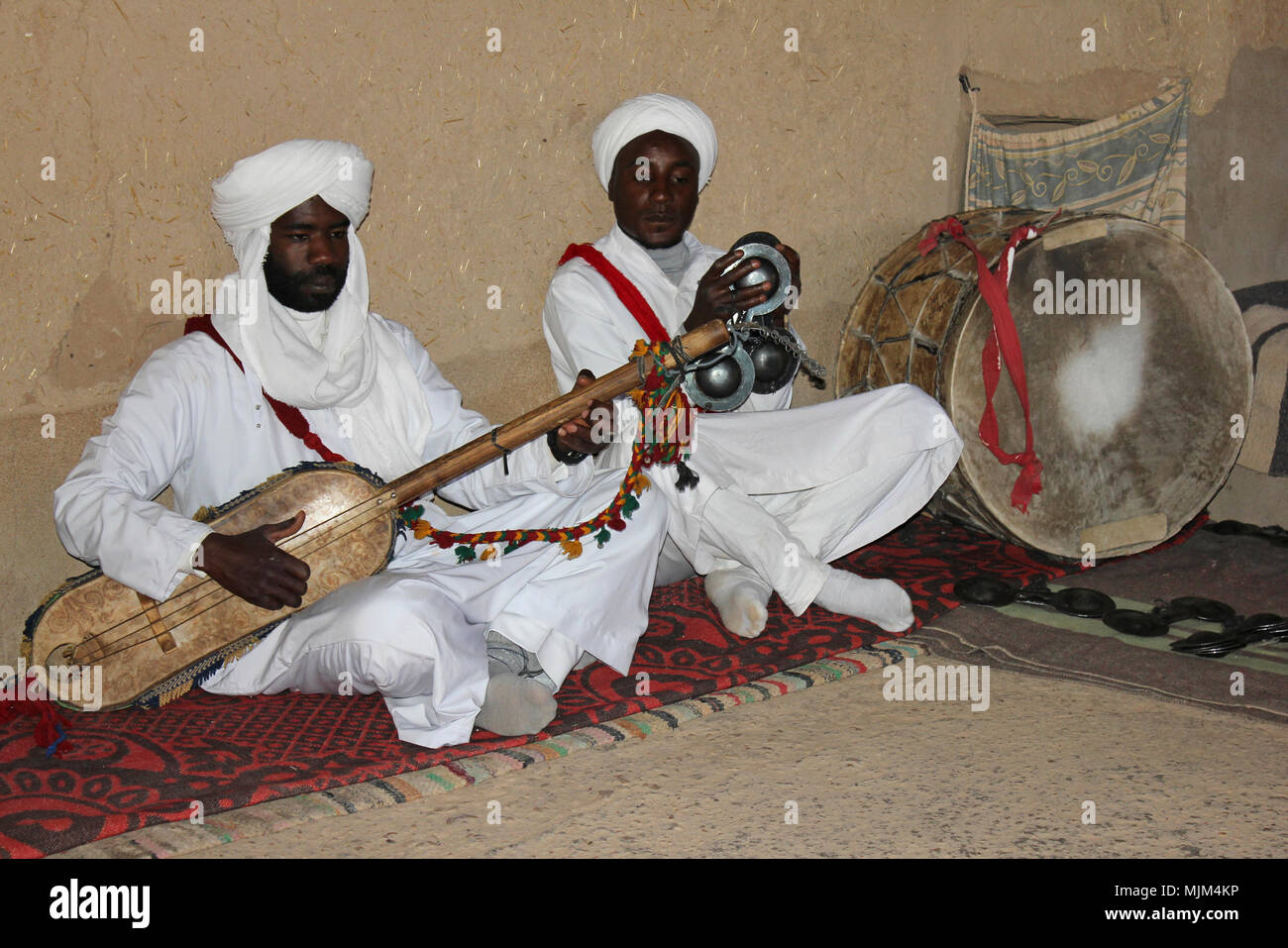 Berber musiciens jouant une Gimbrie (l) et Krakebs (r) Banque D'Images
