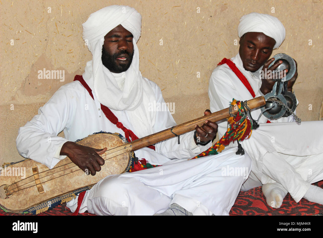 Berber musiciens jouant une Gimbrie (l) et Krakebs (r) Banque D'Images