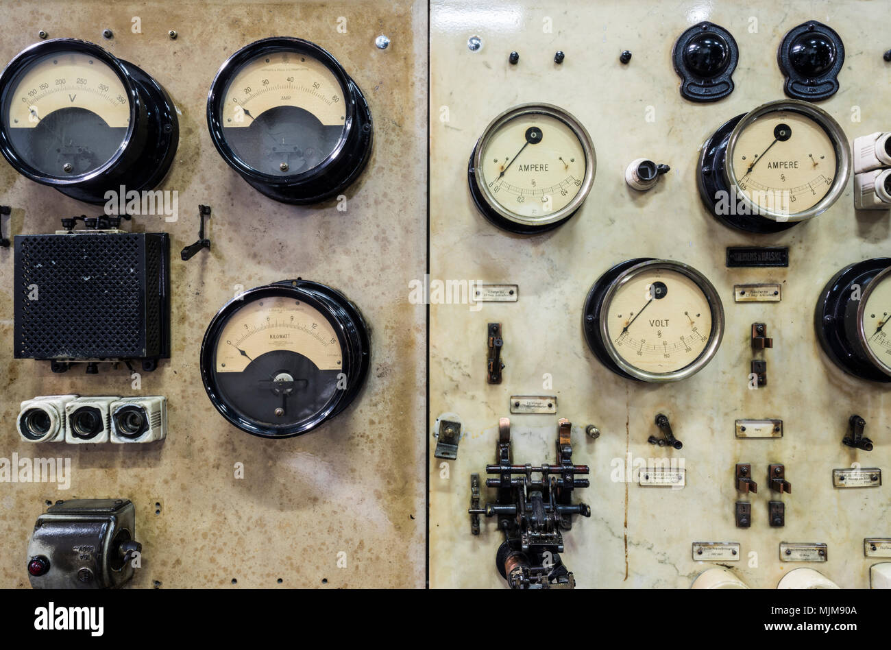 Panneau historique avec voltmètre et base de fusibles, auto et technic museum, Berlin, Allemagne Banque D'Images