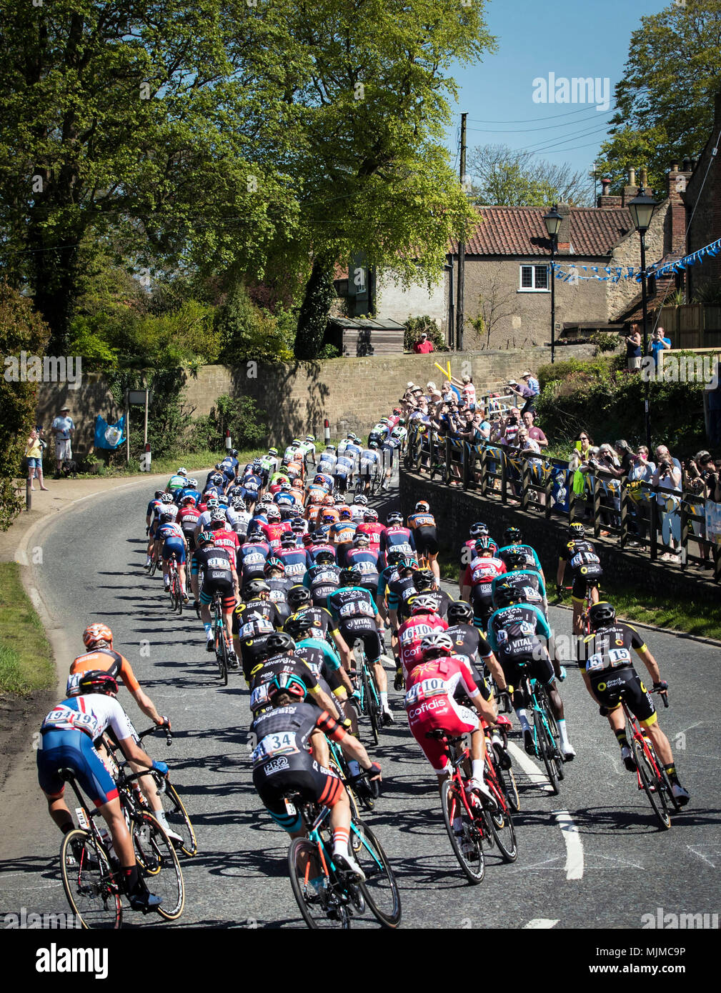 Les concurrents à travers Grand Crakehall pendant trois jours du Tour de Yorkshire de Richmond à Scarborough. Banque D'Images