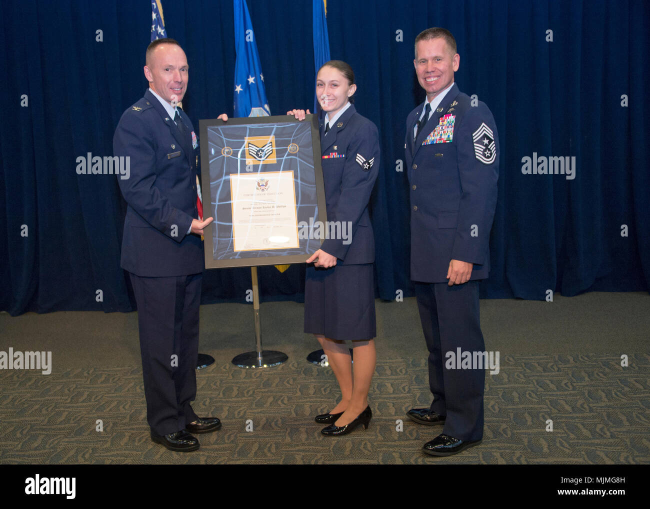 Huit membres : le Sergent Raylee D. Phillips, 61MDS/SGSM SrA ; Laurence A. Limlangco, SMC/FMF ; SrA Kiana Davalos, 61MDS/SGSL ; Brent M. Cook, 61CS /SCO ; John J. Egloff, SMC/DS ; Michael R. Castronuebo, 61MDS/SGPM ; Randall J. Schopper Jr., 61MDS/SGSM ; et de l'ESR Adam L. Cushman, 61CS ESF, est devenu une partie de l'Armée de l'air, les membres de la sous-officier et ont été honorés dans la Gordon Conference Centre du complexe spatial pendant la Schriever Espace et systèmes de missiles des sous-officiers supérieurs du centre de la cérémonie 6 déc 2017 à Los Angeles Air Force Base à El Segundo, Cal Banque D'Images