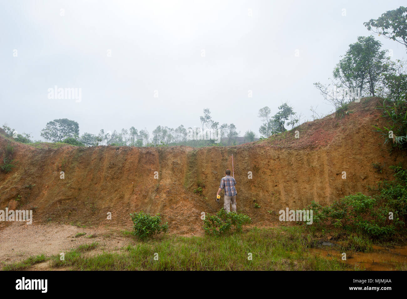 Kevin Dalton, la défense POW/MIA Agence Comptable (DPAA) recovery expert scientifique, examine un cutbank dans Ky Thuong Province, Vietnam, le 30 novembre 2017. Les équipes de recherche et d'enquête a voyagé à travers les provinces du nord du Vietnam comme ils ont mené des entrevues avec les témoins et le site archéologique des sondages afin de valider les progrès et conduit des sites d'excavation à la recherche d'Américains membres de service. Naranjo est un devoir indépendant Corpsman stationnés à Naval Hospital Jacksonville, Floride DPAA a pour mission de fournir le plus possible notre personnel manquant à leurs famil Banque D'Images