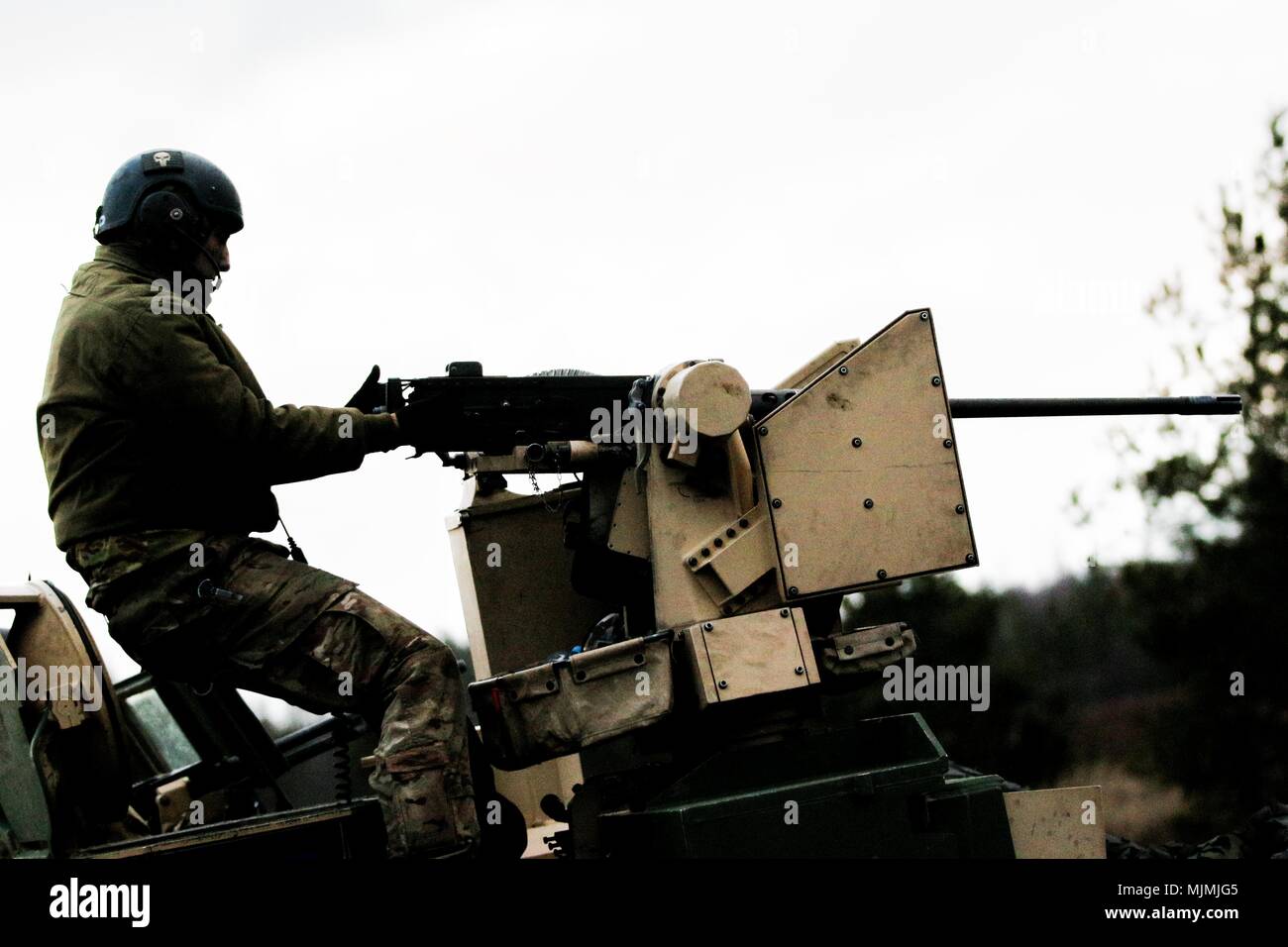 2e lieutenant Ross, un Downum Lathrop, Californie et autochtones un chef de peloton dans "Tomahawk" Société de 5e Escadron, 4e régiment de cavalerie blindée, 2e Brigade Combat Team, 1re Division d'infanterie, les feux d'une mitrailleuse de calibre .50 à partir du haut d'un M1A2 Abrams tank durant la formation en Adazi, la Lettonie le 9 décembre 2017. (U.S. Photo de l'armée par la CPS. Hubert D. Delany III/22e Détachement des affaires publiques mobiles) Banque D'Images