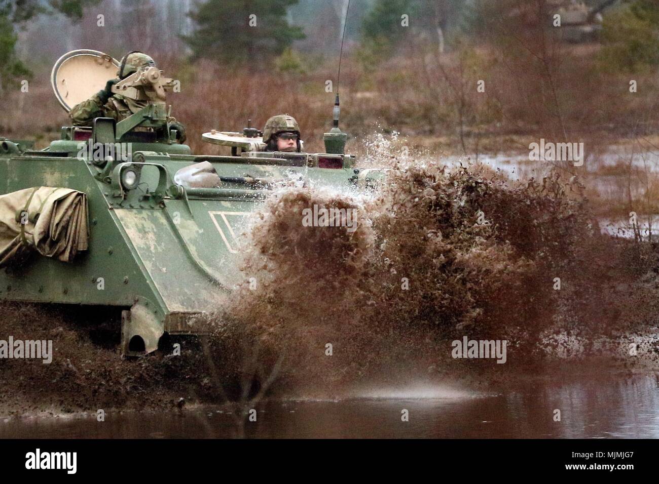 Soldats affectés au 5e Escadron, 4e régiment de cavalerie blindée, 2e Brigade Combat Team, 1ère Division d'infanterie au cours de la formation dans l'eau ford Adazi, Lettonie 10 Décembre, 2017. (U.S. Photo de l'armée par la CPS. Hubert D. Delany III/22e Détachement des affaires publiques mobiles) Banque D'Images