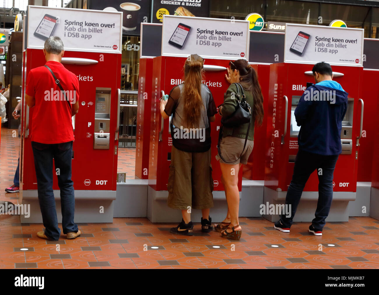 Copenhague, Danemark - 24 août 2017 : Les gens achètent des billets à partir de distributeurs automatiques à la gare centrale de Copenhague. Banque D'Images