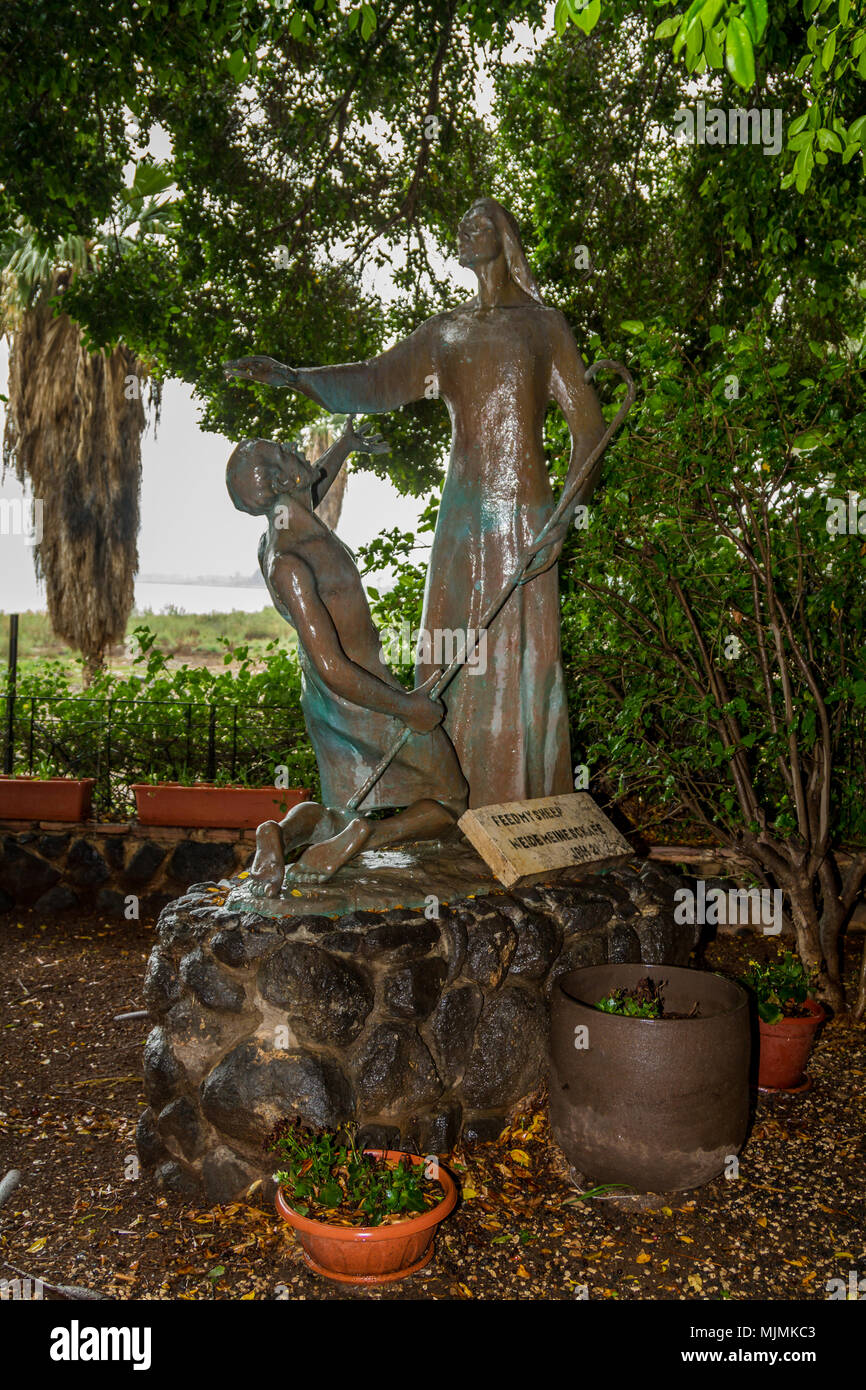 Sculpture en bronze de Jésus et de pierre dans le jardin de l'église de la primauté de Saint Pierre, sur la côte de la mer de Galilée, Tabgha, Israël Banque D'Images