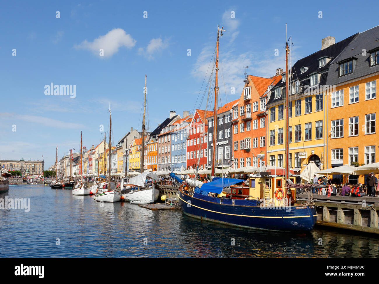 Copenhague, Danemark - 24 août 2017 : vue sur le canal en face de la bâtiments colorés avec des restaurants de Nyhavn. Banque D'Images