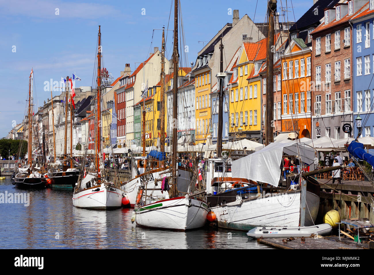 Copenhague, Danemark - Août 24, 2017 : Avis de bateaux de pêche dans le districtg Nyhavn. Banque D'Images