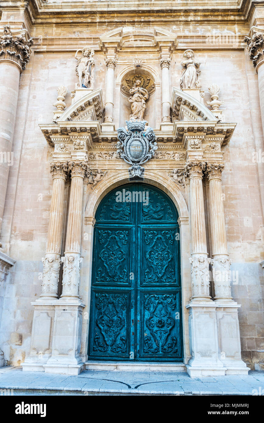 Porte de la cathédrale de San Giovanni Battista (Cathédrale de Saint Jean Baptiste) dans la vieille ville de le village historique de Raguse en Sicile, Italie Banque D'Images