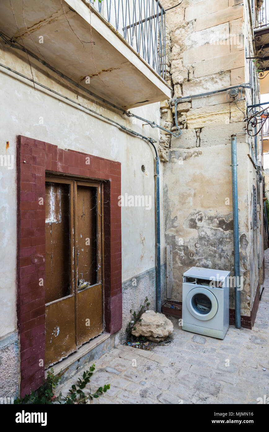 Rue de la vieille ville avec une machine à laver dans le village historique de Ragusa en Sicile, Italie Banque D'Images