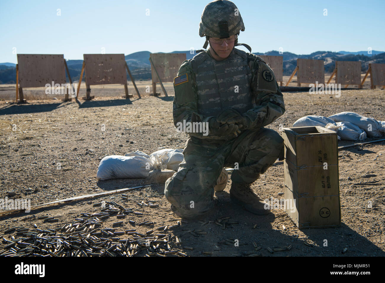 Réserve de l'armée américaine la FPC. Konner Krouse, 56e Compagnie de Police militaire basée à Mesa (Arizona), recueille 7,62 mm après qualification en laiton avec une mitrailleuse M240B pendant l'utilisation de l'acier froid II à Fort Hunter Liggett, Californie, 5 décembre 2017. Environ 100 soldats de la police militaire La Police militaire avec le 200e a participé à l'opération de commande d'acier froid, la plus grande opération de tir dans l'histoire de la réserve de l'armée conduite par l'armée américaine Réserver et accueilli par le 79e Commandement de soutien de théâtre, former des soldats à travailler en équipes de tir avec des armes collectives. (U.S. Réserve de l'Armée de pho Banque D'Images