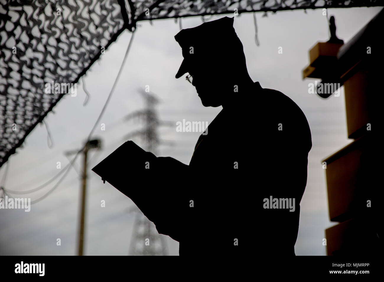 Un service d'alimentation notes durant l'évaluateur inscrit le major-général William Pendleton Thompson Hill Award au Camp Foster, Okinawa, Japon, le 8 décembre 2017. Marines avec l'Escadron de soutien de l'aile Marine, 172 se sont affrontés pour gagner le titre de "Meilleur des mess sur le terrain pour la région Asie-Pacifique. Créé en 1985, le W.P.T Hill a été créé pour récompenser des services alimentaires de haute qualité en identifiant les mess et les mess sur le terrain tout au long de la Marine Corps et encourager un engagement à l'excellence par la concurrence. MWSS-172 est joint au groupe d'aéronefs marines 36 marines, 1er sur l'aile. (U.S. M Banque D'Images