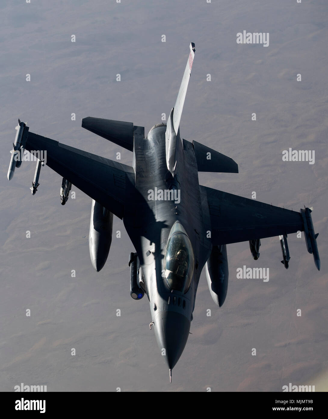 Un U.S. Air Force F-16 Fighting Falcon reçoit le combustible dans un KC-135 Stratotanker affecté à la 447e groupe expéditionnaire aérienne au cours d'une mission de ravitaillement sur la Syrie, le 1er décembre 2017. Le Fighting Falcon prend en charge diverses opérations de grève dans l'ensemble de forces de l'air dans la zone de responsabilité centrale qui comprend des pays comme l'Irak, la Syrie et l'Afghanistan. (U.S. Photo de l'Armée de l'air par le sergent. Paul Labbe) Banque D'Images