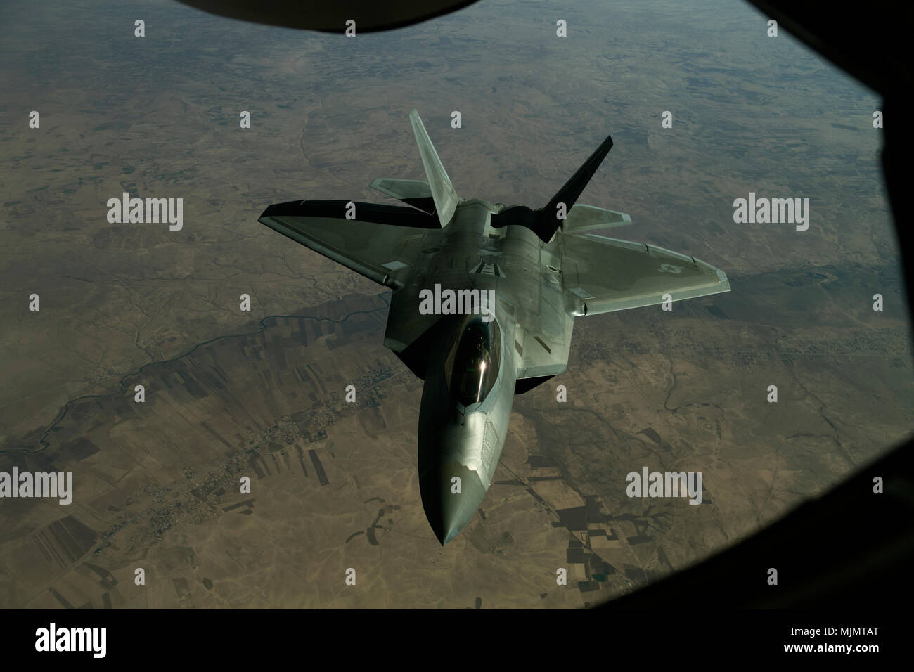 Un U.S. Air Force F-22 Raptor reçoit le combustible dans un KC-135 Stratotanker affecté à la 447e groupe expéditionnaire aérienne au cours d'une mission de ravitaillement sur la Syrie, le 1er décembre 2017. Le F-22 Raptor avec une combinaison de capacités, de l'avionique intégrée, la conscience de la supériorité des armes et obtenir l'espace aérien au cours de l'exploitation dans des pays comme l'Irak, la Syrie et l'Afghanistan. (U.S. Photo de l'Armée de l'air par le sergent. Paul Labbe) Banque D'Images