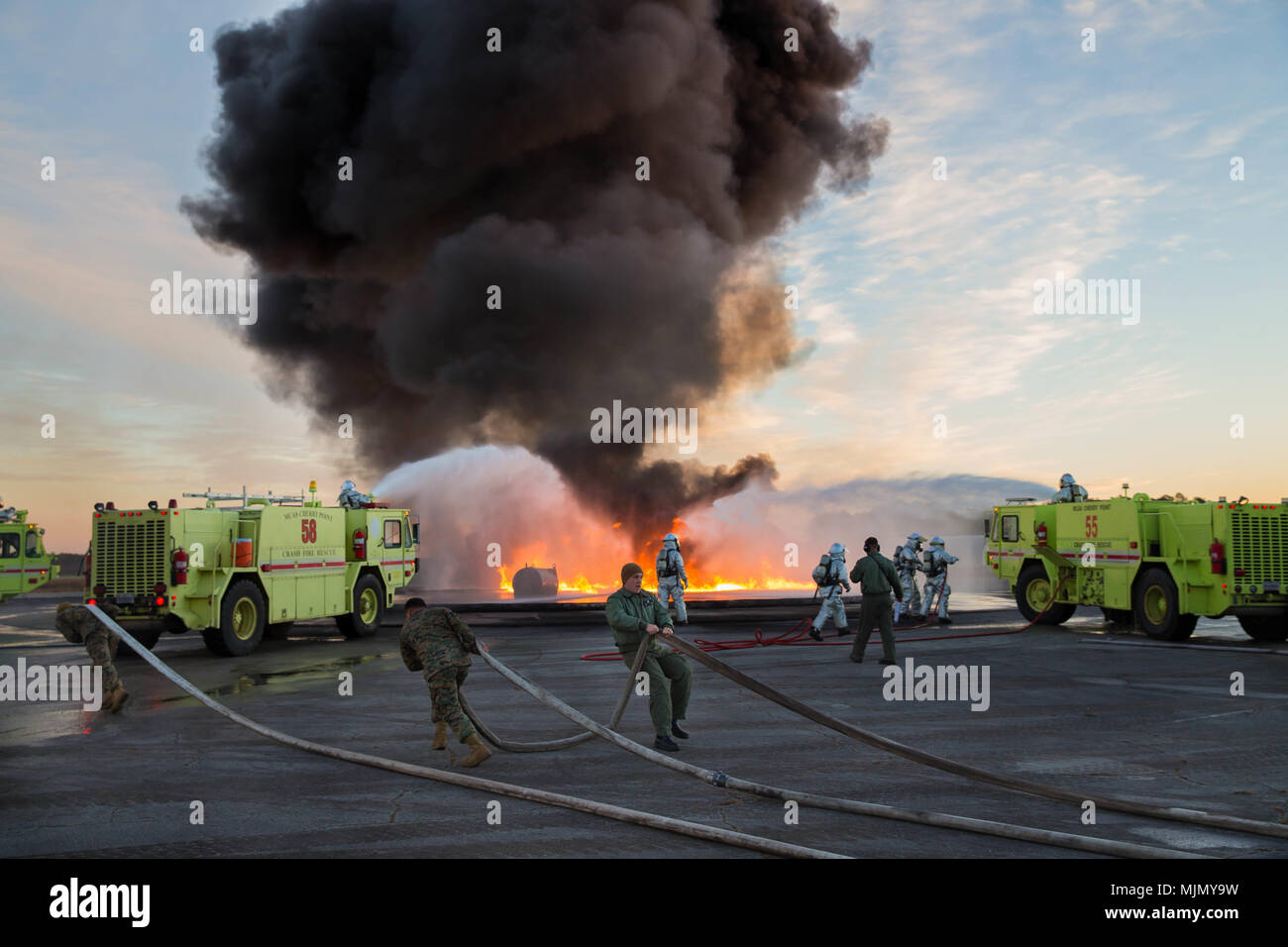 Le sauvetage et la lutte contre les incendies d'aéronefs est une capacité spécialisée du corps des Marines des États-Unis chargée d'intervenir en cas d'urgence aérienne dans les stations aériennes militaires. Les Marines exploitent des camions de pompiers P-19 lors d'un exercice de brûlage contrôlé à la Marine corps Air Station Cherry point, en Caroline du Nord, le 12 décembre 2017, pour s'entraîner à la suppression des incendies de carburant et à l'intervention en cas d'accident. L'image d'archive documente les procédures de déploiement et de lutte contre l'incendie des véhicules ARFF. Banque D'Images