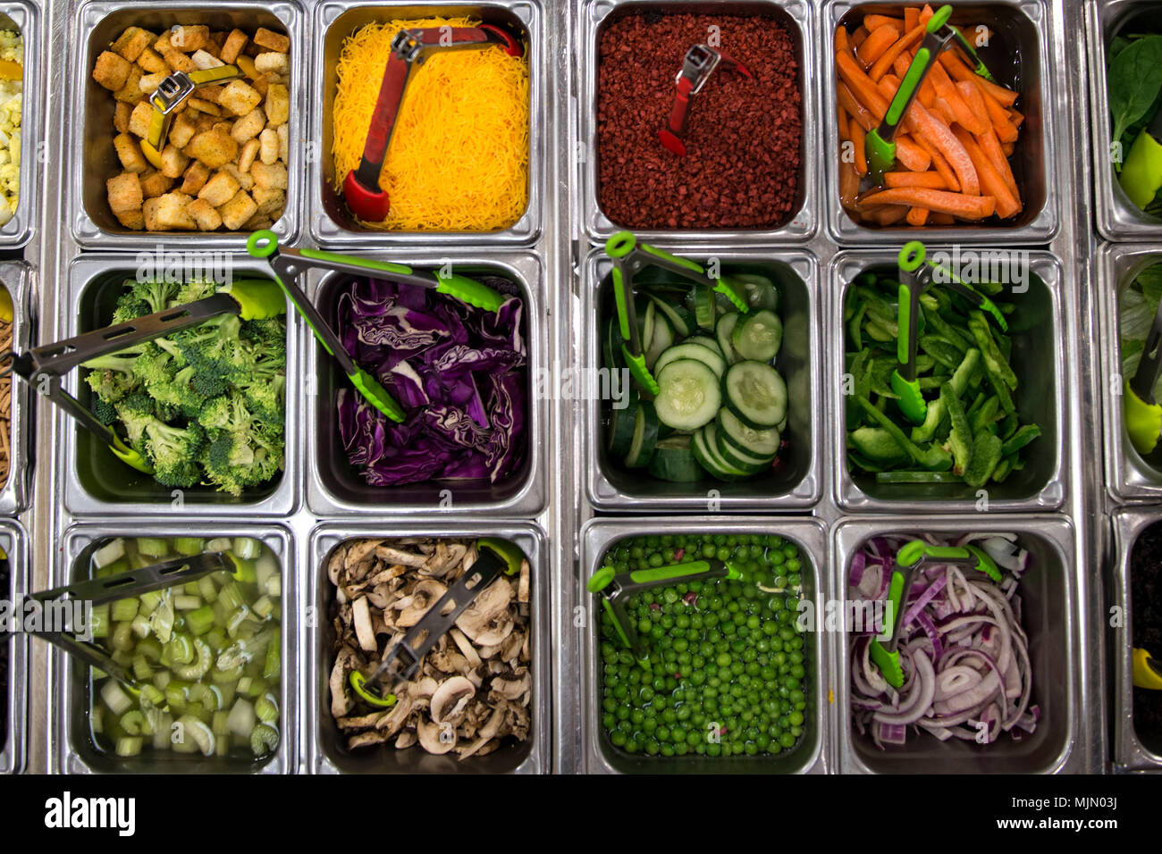 Le bar à salades est un comptoir de nourriture en libre-service offrant des ingrédients variés pour une préparation de salades personnalisée. La photographie d'archive documente les garnitures de salade disponibles pour le service à la salle à manger Georgia Pines, base aérienne de Moody, Géorgie, le 12 décembre 2017. Le tirage photographique historique rend compte de l'infrastructure de service alimentaire institutionnelle au sein d'une installation de l'US Air Force. Banque D'Images