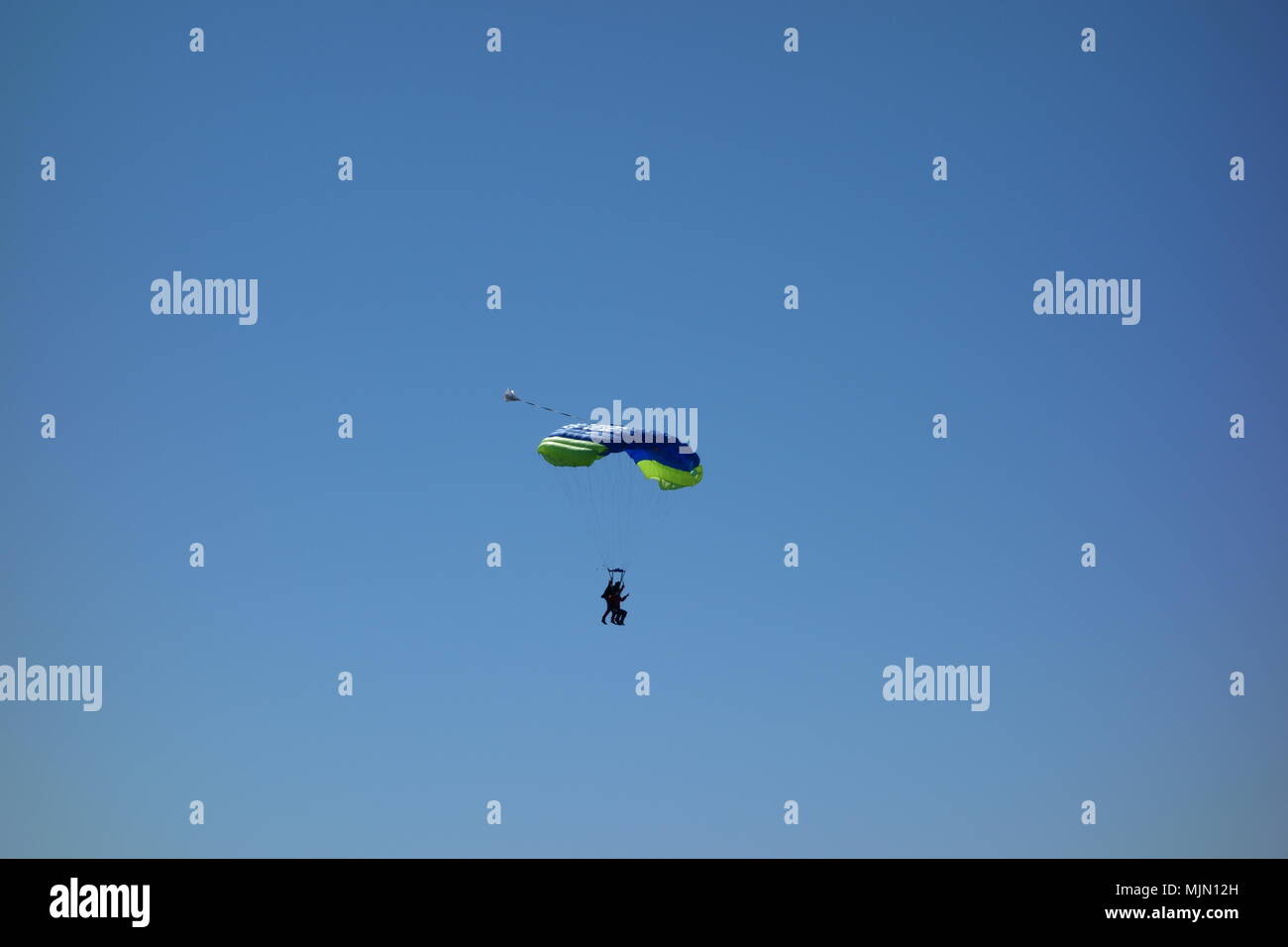 Parachutisme en tandem, une descente à l'atterrissage Banque D'Images