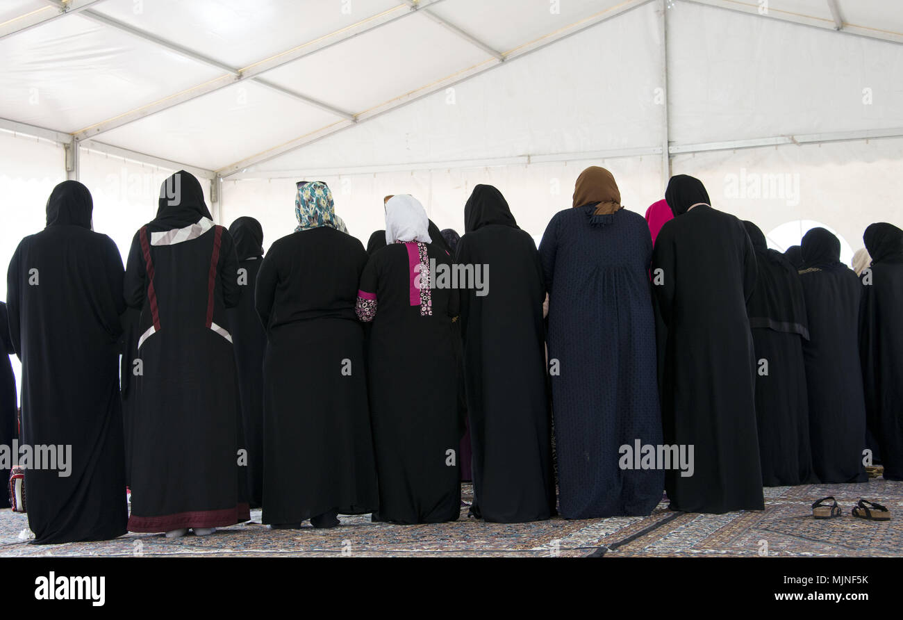 Les femmes en marche par les Falaises de Moher en Irlande Banque D'Images