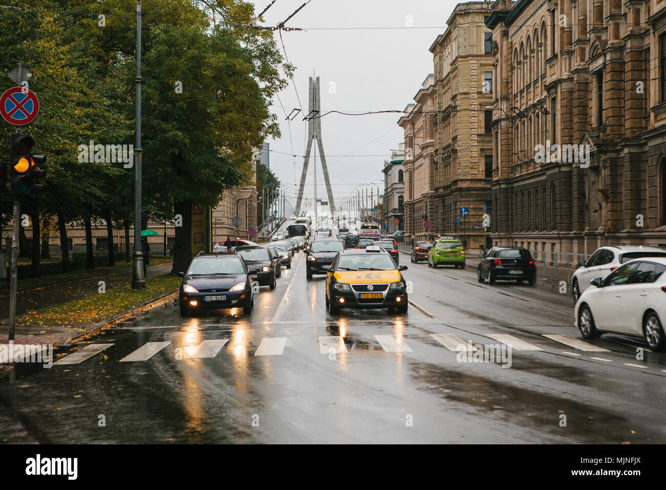 Riga, 4 octobre 2017 : plusieurs voitures et taxis en voiture le long de la route Banque D'Images