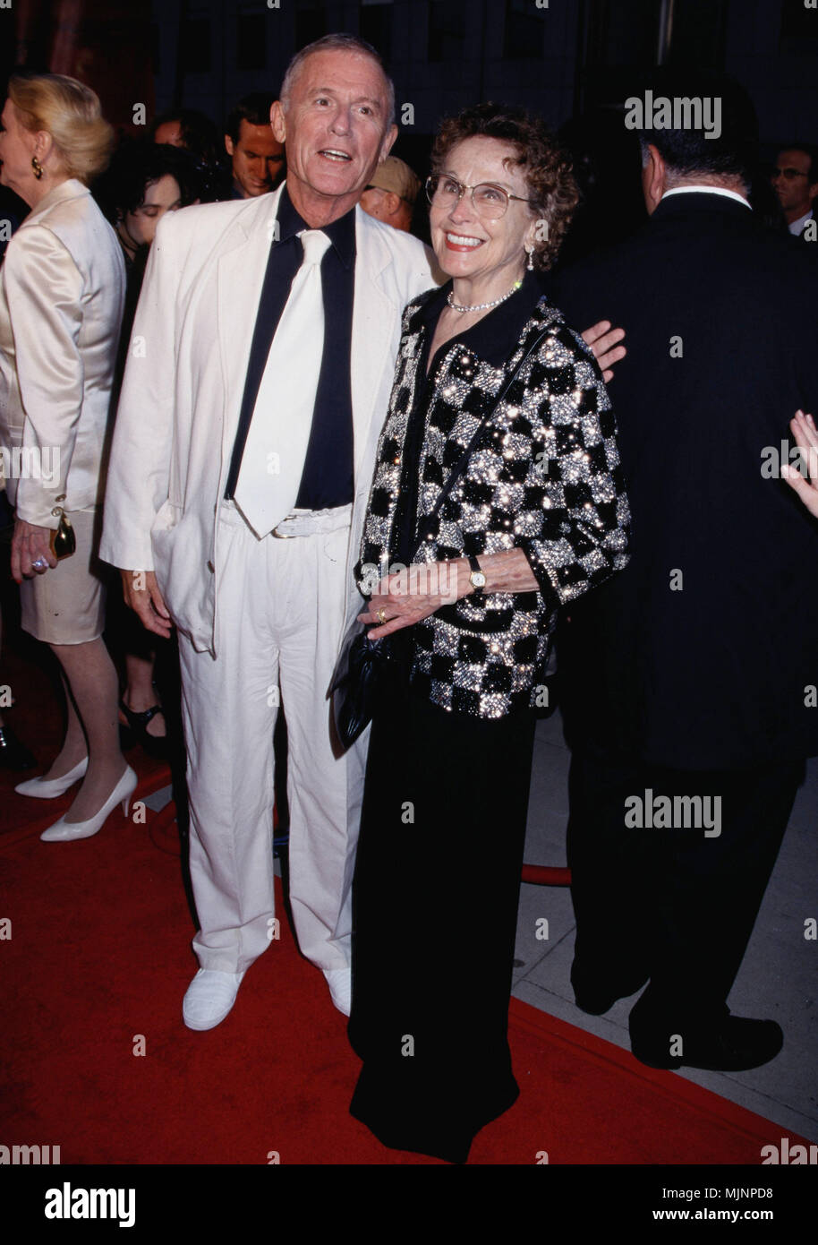 Roddy Mcdowell et Kim Hunter --- ' Tsuni / Bourquard, Roddy Mcdowell et Kim Hunter Roddy Mcdowell et Kim Hunter Roddy Mcdowell et Kim Hunter événement dans la vie d'Hollywood, Californie - Red Carpet Event, Vertical, USA, Cinéma, Célébrités, photographie, Bestof, Arts, Culture et divertissement, Célébrités Topix fashion / du tapis rouge-1994-2000, une personne, Vertical, Best of, Hollywood la vie, événement dans la vie d'Hollywood, Californie - Tapis rouge et en backstage, USA, Cinéma, Célébrités, photographie, Bestof, Arts, Culture et divertissement, famille Topix de renseignements connexe tsuni@Gamma Banque D'Images