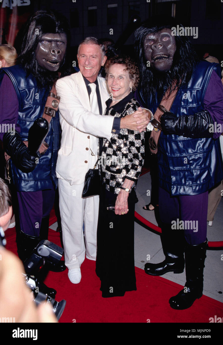 Roddy Mcdowell, Kim Hunter et singes --- ' Tsuni / Bourquard, Roddy Mcdowell, Kim Hunter et singes Roddy Mcdowell, Kim Hunter et singes Roddy Mcdowell, Kim Hunter et singes événement dans la vie d'Hollywood, Californie - Red Carpet Event, Vertical, USA, Cinéma, Célébrités, photographie, Bestof, Arts, Culture et divertissement, Célébrités Topix fashion / du tapis rouge-1994-2000, une personne, Vertical, Best of, Hollywood la vie, événement dans la vie d'Hollywood, Californie - Tapis rouge et en backstage, USA, Cinéma, Célébrités, photographie, Bestof, Arts, Culture et divertissement, liées à la famille Topix inq Banque D'Images