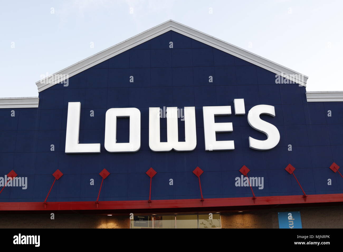 Lowe's Home Improvement Warehouse signe. Lowe's est une chaîne américaine de magasins de vente au détail amélioration dans les États-Unis, le Canada et le Mexique. Banque D'Images