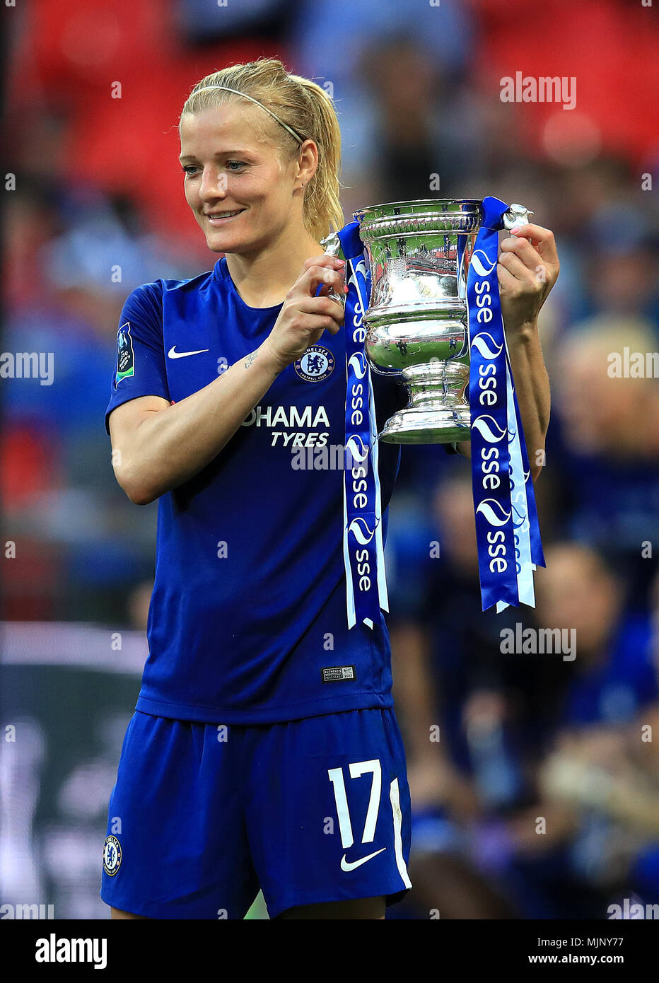 Chelsea Ladies' Katie Chapman célèbre avec le trophée après le coup de sifflet final lors de l'ESS Women's finale de la FA Cup au stade de Wembley, Londres. Banque D'Images