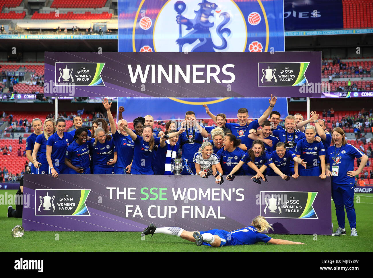 Chelsea Mesdames célébrer avec le trophée après le coup de sifflet final lors de l'ESS Women's finale de la FA Cup au stade de Wembley, Londres. Banque D'Images