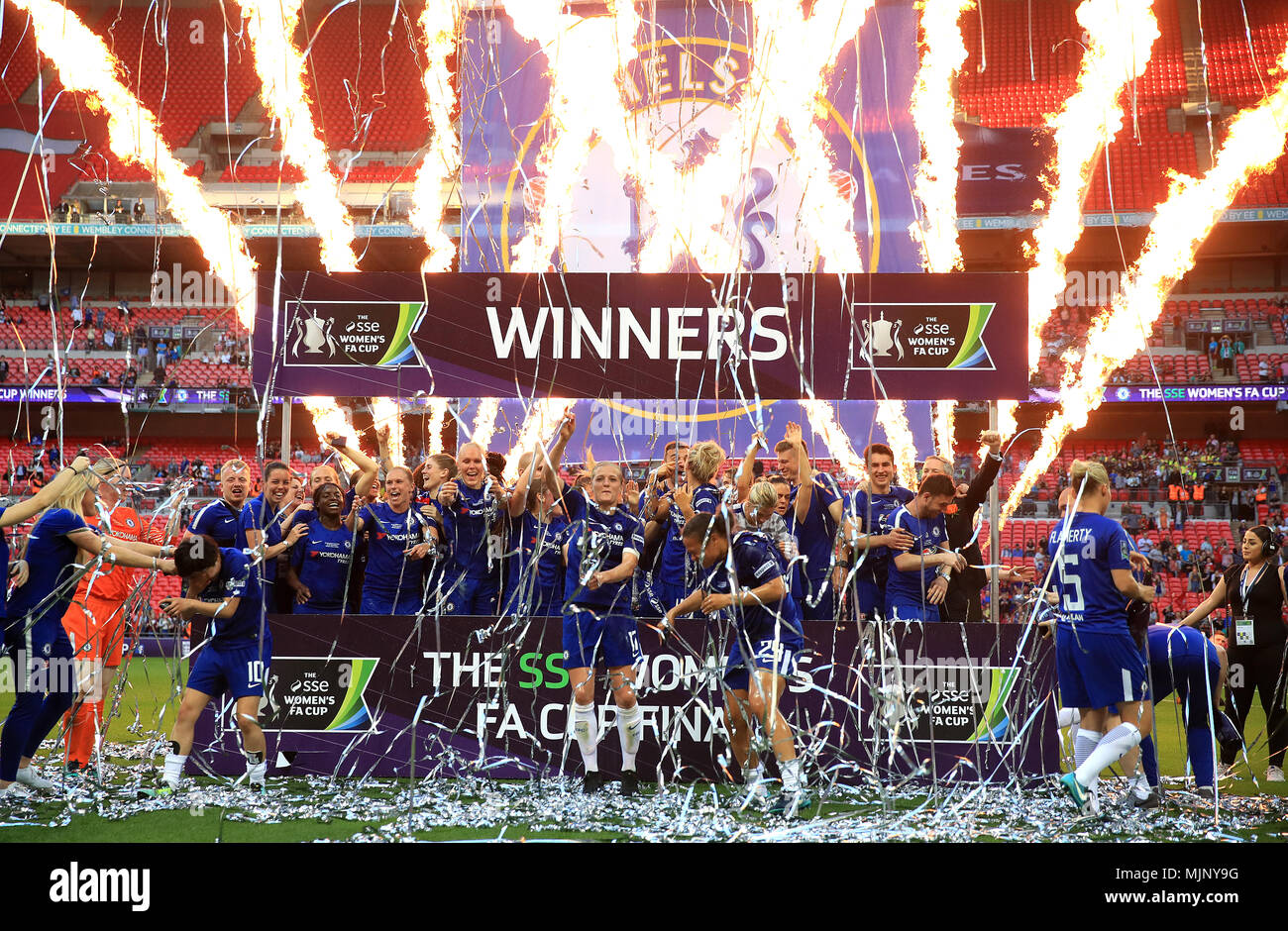 Chelsea Mesdames célébrer avec le trophée après le coup de sifflet final lors de l'ESS Women's finale de la FA Cup au stade de Wembley, Londres. Banque D'Images