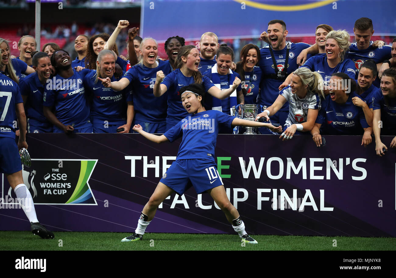 Chelsea Mesdames célébrer avec le trophée après le coup de sifflet final lors de l'ESS Women's finale de la FA Cup au stade de Wembley, Londres. Banque D'Images