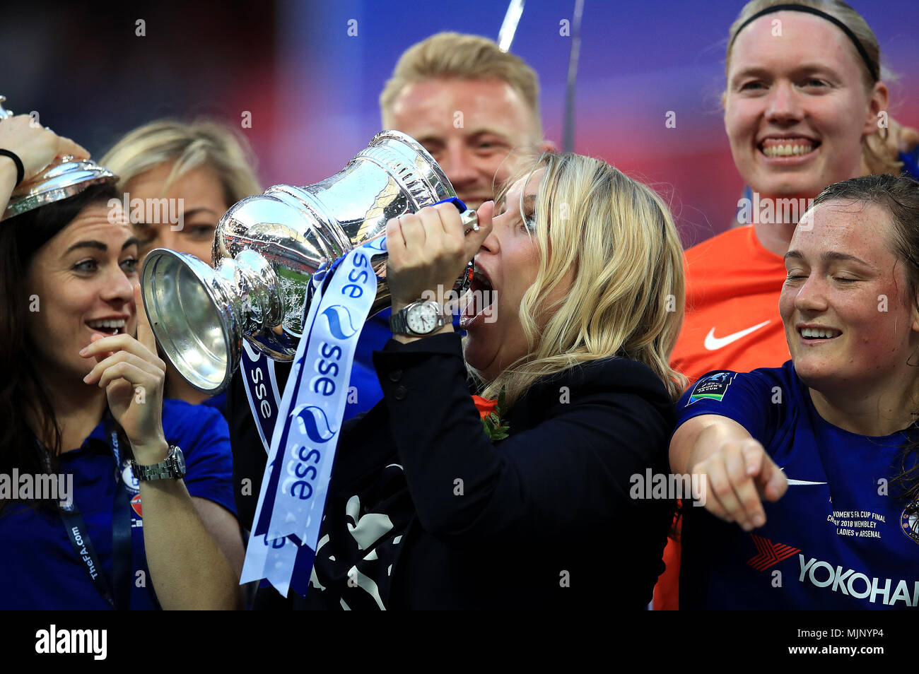 Chelsea Mesdames manager Emma Hayes (centre) célèbre avec le trophée après le coup de sifflet final lors de l'ESS Women's finale de la FA Cup au stade de Wembley, Londres. Banque D'Images
