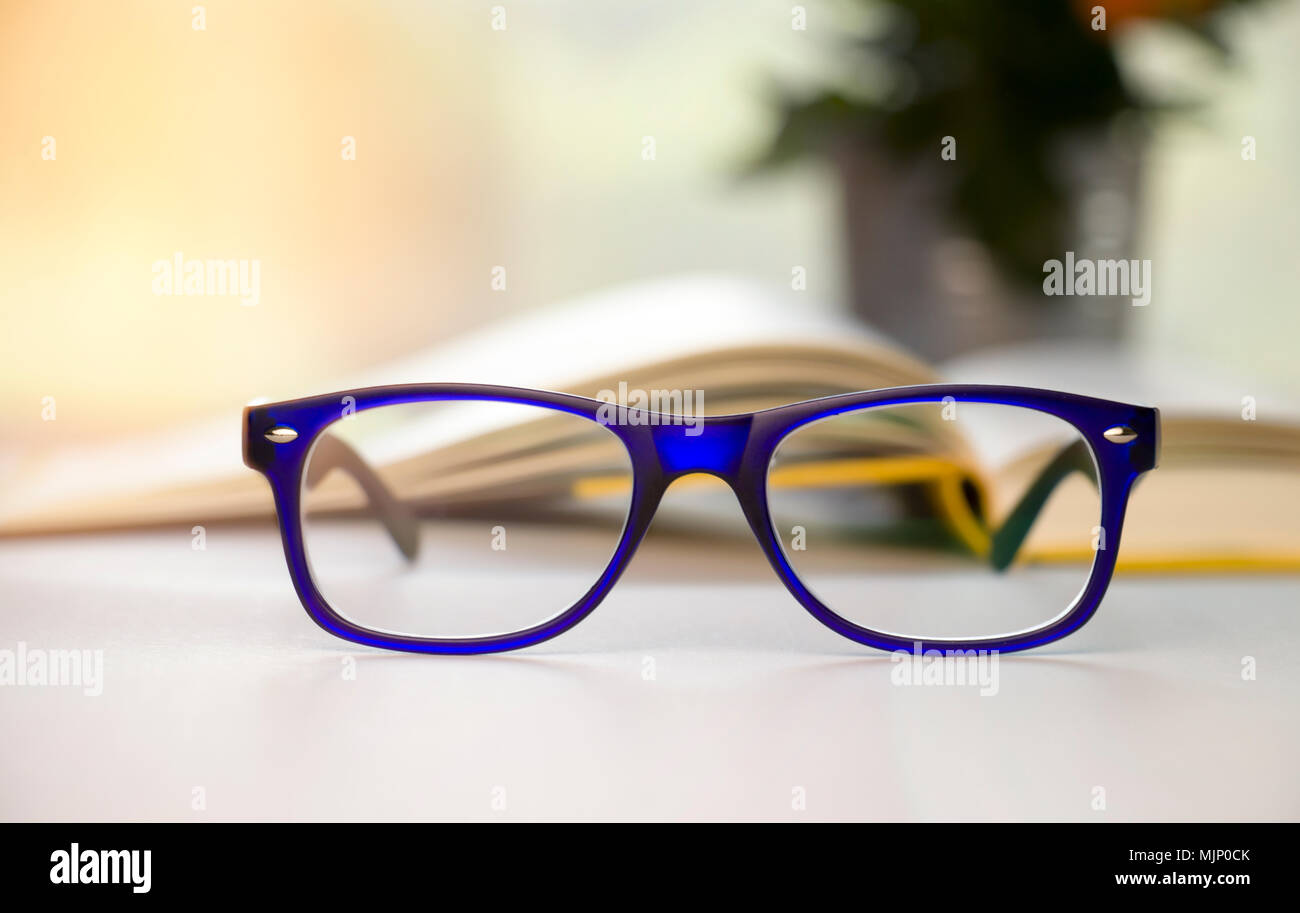 Lunettes bleu élégant sur un arrière-plan flou. Banque D'Images