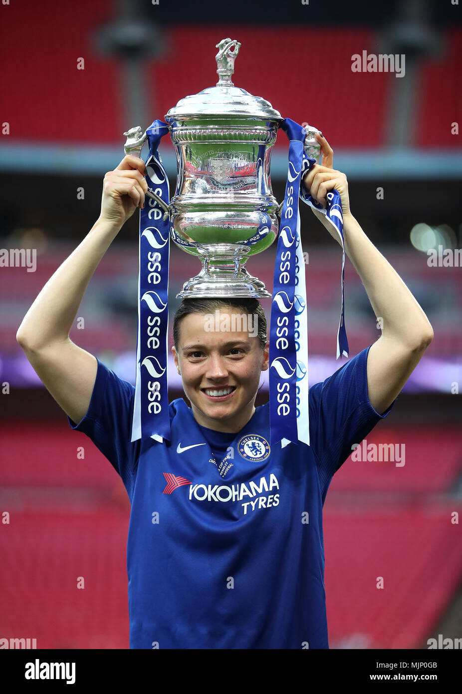 Chelsea Ladies' Fran Kirkby célèbre avec le trophée après le coup de sifflet final lors de l'ESS Women's finale de la FA Cup au stade de Wembley, Londres. Banque D'Images