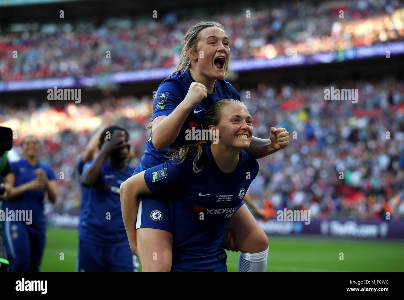 Chelsea Mesdames Erin Cuthbert et Magdalena Eriksson celebrent apres le coup de sifflet final lors de l ESS Women s finale de la FA Cup au stade de Wembley Londres Photo Stock Alamy
