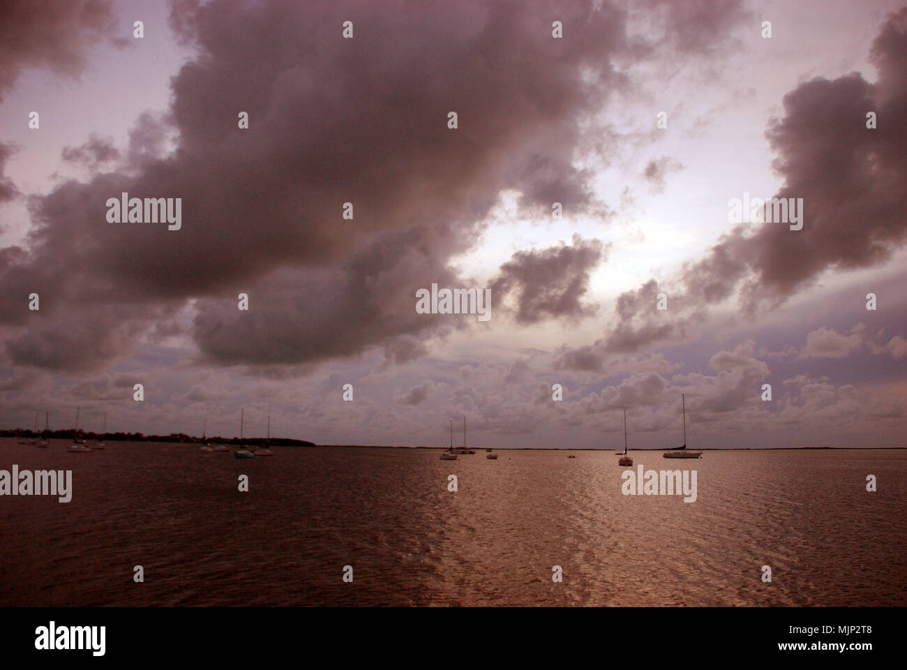 Le soleil se couche sur son Blackwater à Key Largo, Floride Banque D'Images