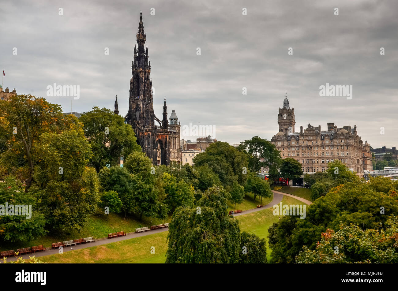 La ville d'Edimbourg avec la tour de la cathédrale et d'un parc, Ecosse, Royaume-Uni Banque D'Images