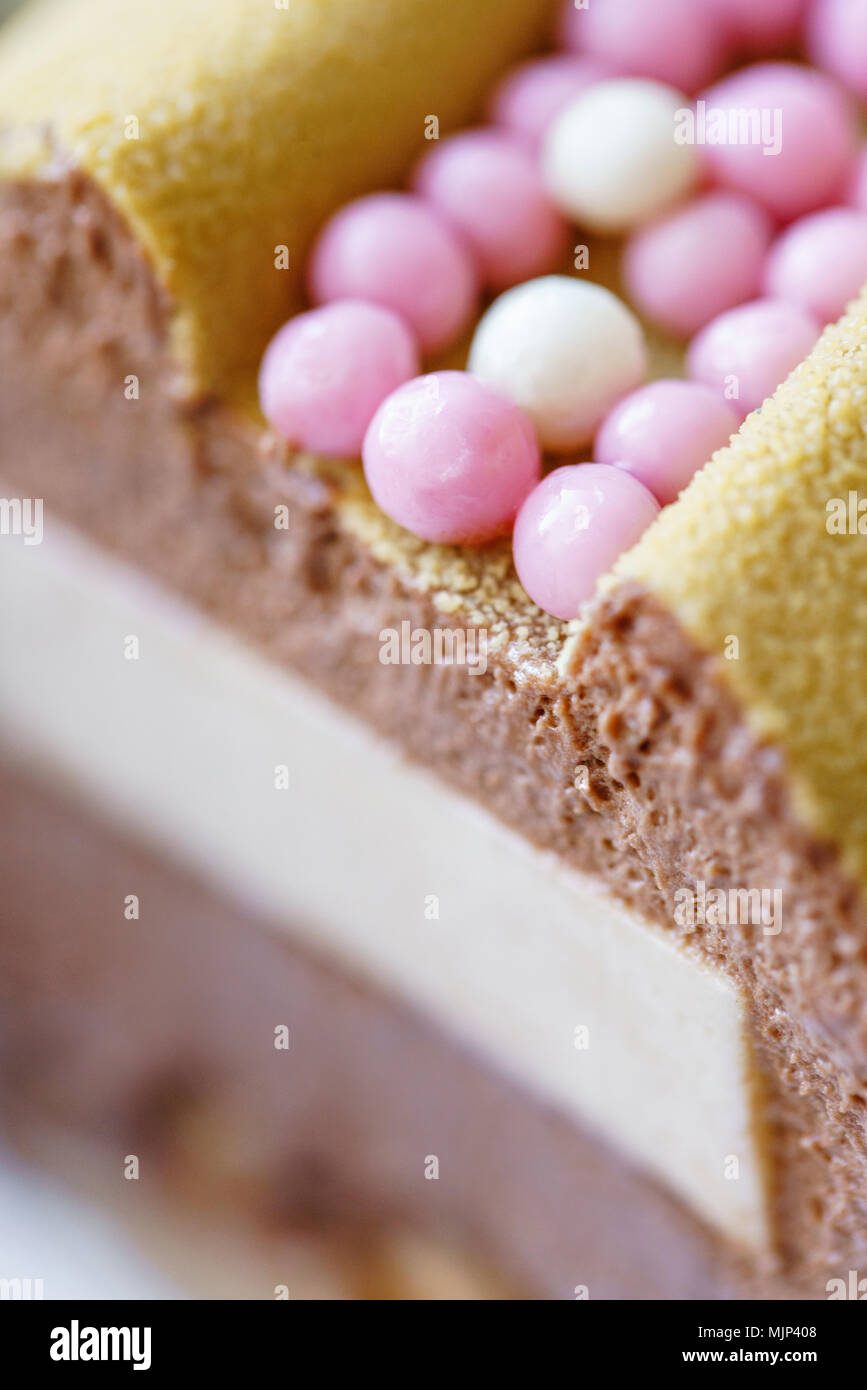 Tour De Luxe Avec Dessert Chocolat Rose Gateau D Anniversaire Mousse Jaune Multicolore Doux Avec Des Boules De Sucre Petites Boules Photo Stock Alamy