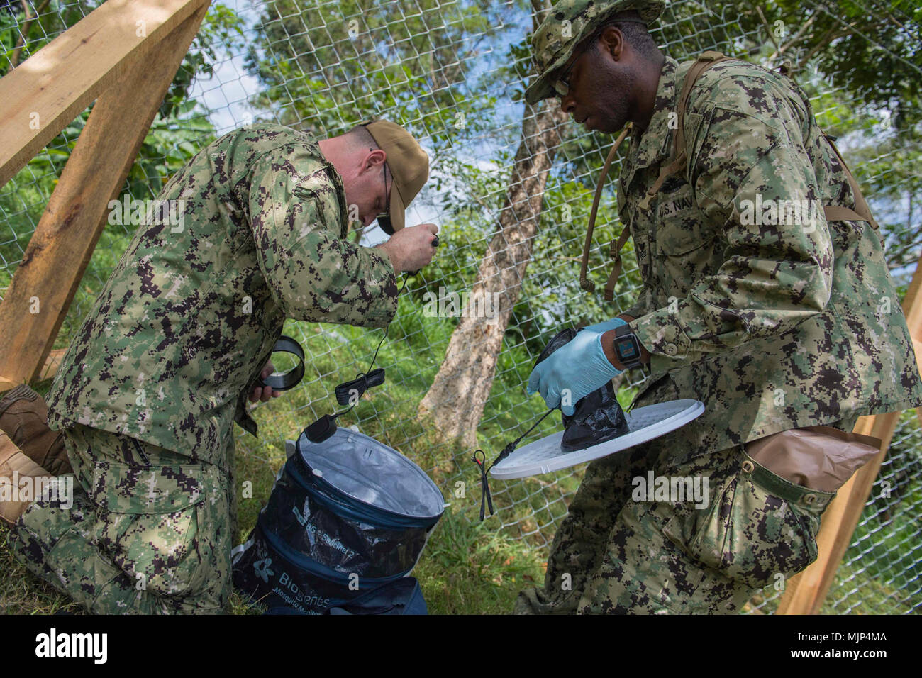 PUERTO Cortes, Honduras. (15 mars 2018) Le lieutenant Marcus McDonough et hôpital Corpsman 1re classe Adrian Weldon, affecté à l'environnement de la Marine et de l'unité de médecine préventive DEUX, préparez un BG-moustique sentinelles à l'extérieur du piège, Franklin D. Roosevelt, au cours de l'École Promesse continue en 2018. Le Commandement Sud des forces navales des États-Unis/U.S. 4ème flotte a déployé une force d'exécuter la promesse continue à mener des opérations civiles et militaires y compris l'aide humanitaire, les missions de formation et de soins médicaux, dentaires et vétérinaires, de l'assistance dans un effort pour montrer le soutien des États-Unis et de l'engagement de l'Amérique centrale et du Sud Banque D'Images