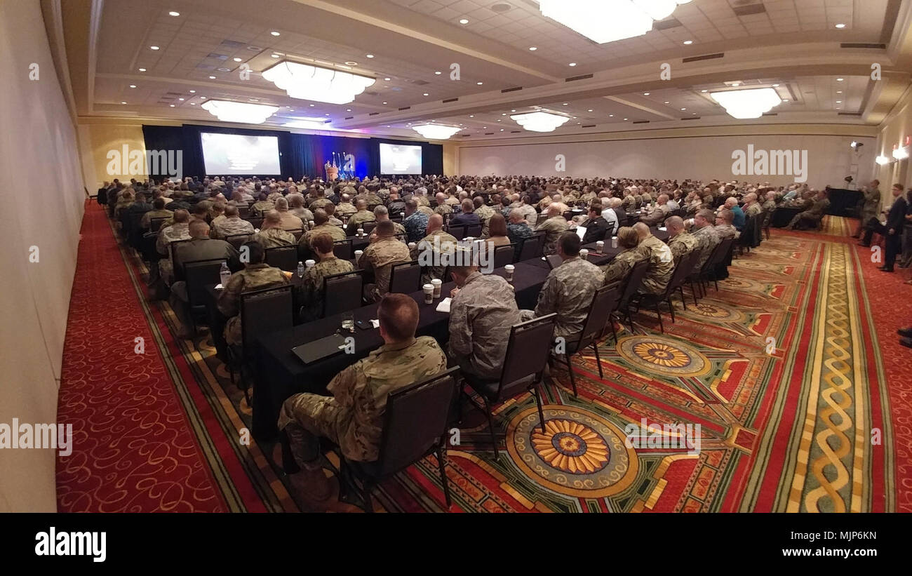 Un groupe de plus de 700 membres de service composé d'officiers de liaison de la Protection civile, les agents de liaison régionaux de la Protection civile et l'état de la protection civile des agents de liaison, ainsi que sur les projets militaires et agents de la coordination des mesures de défense d'écouter un exposé sur la réponse aux catastrophes et à la préparation du Commandement du Nord des États-Unis d'appui à la défense conjointe des autorités civiles (DSCA) Atelier de préparation à Saint Louis, Missouri le 19 mars. Environ 200 soldats de réserve de l'Armée de la 76e Division (l'intervention opérationnelle) ainsi que plus de 500 membres de fr Banque D'Images