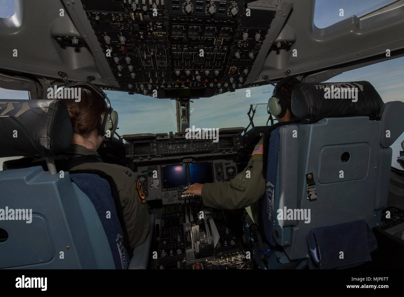 Le capitaine de l'US Air Force et le capitaine Nicholson Victoria Nichole Evans pilotes avec le 21e Escadron de transport aérien, faire une approche finale à un poste dans la région du Pacifique au cours d'un vol du patrimoine de la femme, le 19 mars 2018. Une femme C-17 Globemaster III équipage a effectué la mission qui fait preuve d'une fierté de leur patrimoine et leur capacité de mener rapidement à la mobilité mondiale dans l'Armée de l'air d'aujourd'hui par le transport de l'équipement militaire et de passagers de la zone de responsabilité du Commandement du Pacifique. Forces armées et les civils afficher courage courage dévouement engagement et le sacrifice Banque D'Images