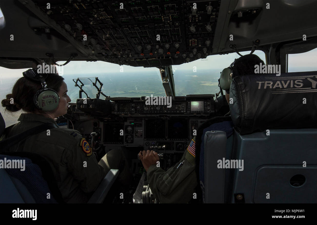 Le capitaine de l'US Air Force et le capitaine Nicholson Victoria Nichole Evans pilotes avec le 21e Escadron de transport aérien, faire une approche finale à un poste dans la région du Pacifique au cours d'un vol du patrimoine de la femme, le 19 mars 2018. Une femme C-17 Globemaster III équipage a effectué la mission qui fait preuve d'une fierté de leur patrimoine et leur capacité de mener rapidement à la mobilité mondiale dans l'Armée de l'air d'aujourd'hui par le transport de l'équipement militaire et de passagers de la zone de responsabilité du Commandement du Pacifique. Forces armées et les civils afficher courage courage dévouement engagement et le sacrifice Banque D'Images