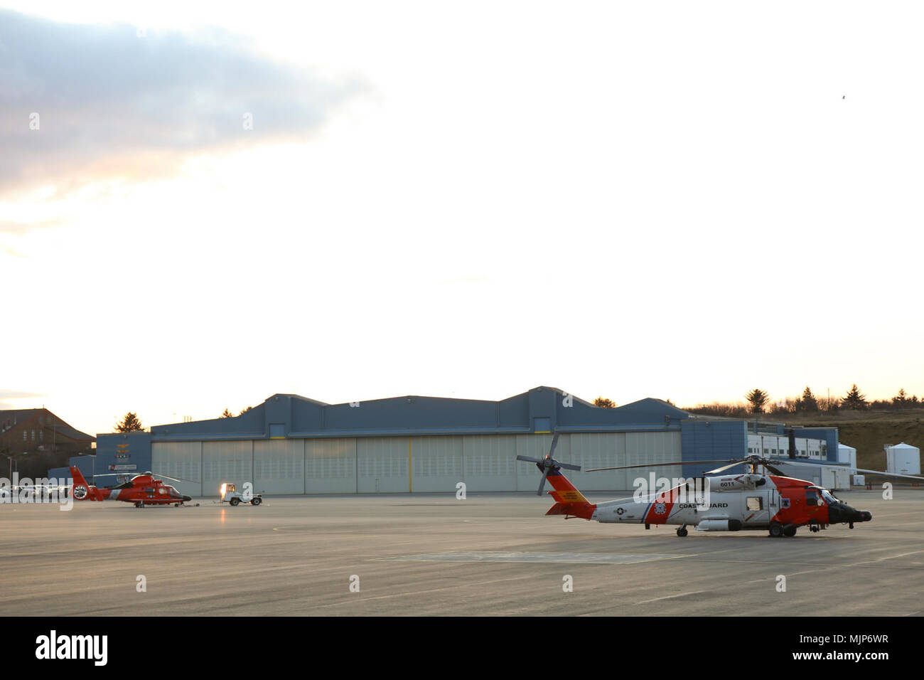 Coast Guard Air Station hélicoptères Kodiak sont en préparation pour la journée de vols à l'Air Station Kodiak, Alaska, le 19 mars 2018. Des équipages d'effectuer des vols d'entraînement pour rester toujours à l'aise avec les procédures de recherche et de sauvetage et les opérations d'urgence. Les Forces armées de la Garde côtière des États-Unis et les civils afficher courage courage dévouement engagement et le sacrifice Banque D'Images