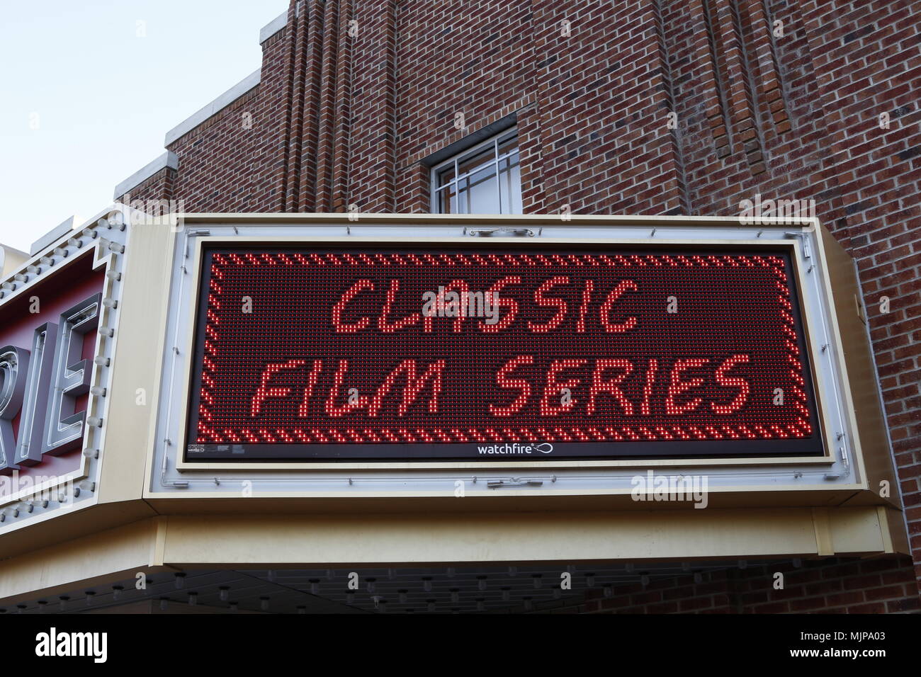 Un rectangle lumineux vintage signe qui annonce une série de films classiques. Banque D'Images