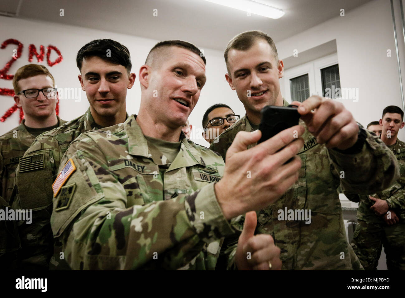 Le Sergent Major De L Armee De Daniel A Dailey A Gauche Appelle La Mere De La Fpc Brandon Shartzer Un Mecanicien De Vehicules A Roues Avec Le e Bataillon Du Genie De