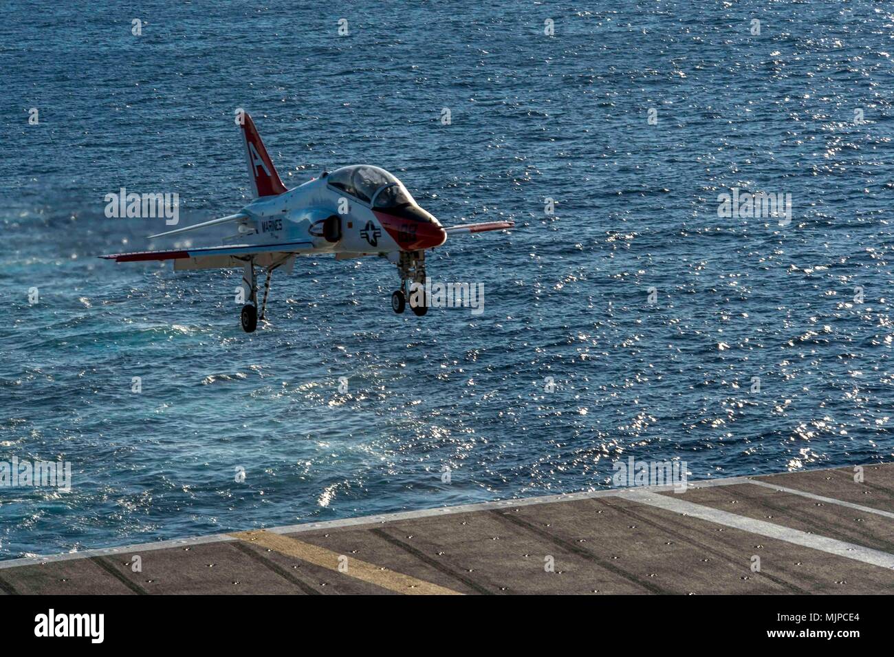 171213-N-NG136-139 OCÉAN ATLANTIQUE (déc. 13, 2017) Un T-45 Goshawk se prépare à atterrir sur le pont d'envol du porte-avions USS George H. W. Bush (CVN 77). D'escadrons d'instruction (VT) 7, 9, 21 et 22, réalisées à bord des transporteurs qualités le porte-avions. GHWB est en cours d'un exercice de routine et de qualifications. (U.S. Photo par marine Spécialiste de la communication de masse Seaman Zachary P. Wickline/libérés) Banque D'Images