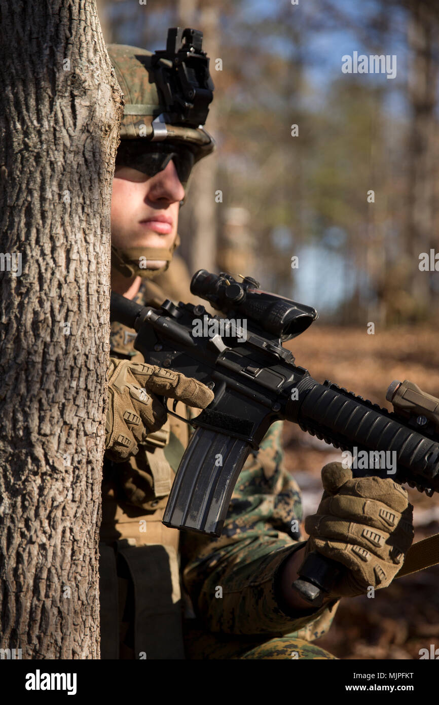 Une société avec des marines américains E., 2e Bataillon, 8e Régiment de Marines, des postes de sécurité, tout en effectuant un niveau de l'entreprise portée lors d'un déploiement de la formation (DFT) sur Fort AP Hill, VA., le 11 décembre 2017. Le but de la DFT est d'intégrer tous les membres du bataillon dans la formation squad, peloton, compagnie, et niveau du bataillon compétences tactiques afin de maintenir la maîtrise des tâches essentielles de la mission de base pour un déploiement prochain. (U.S. Marine Corps photo par Lance Cpl. Timothy J. Lutz) Banque D'Images