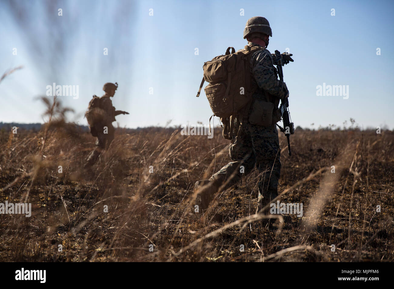 Les Marines américains auprès de la société E., 2e Bataillon, 8e Régiment de Marines, d'attaque d'un objectif à un niveau de l'entreprise portée lors d'un déploiement de la formation (DFT) sur Fort AP Hill, VA., le 11 décembre 2017. Le but de la DFT est d'intégrer tous les membres du bataillon dans la formation squad, peloton, compagnie, et niveau du bataillon compétences tactiques afin de maintenir la maîtrise des tâches essentielles de la mission de base pour un déploiement prochain. (U.S. Marine Corps photo par Lance Cpl. Timothy J. Lutz) Banque D'Images